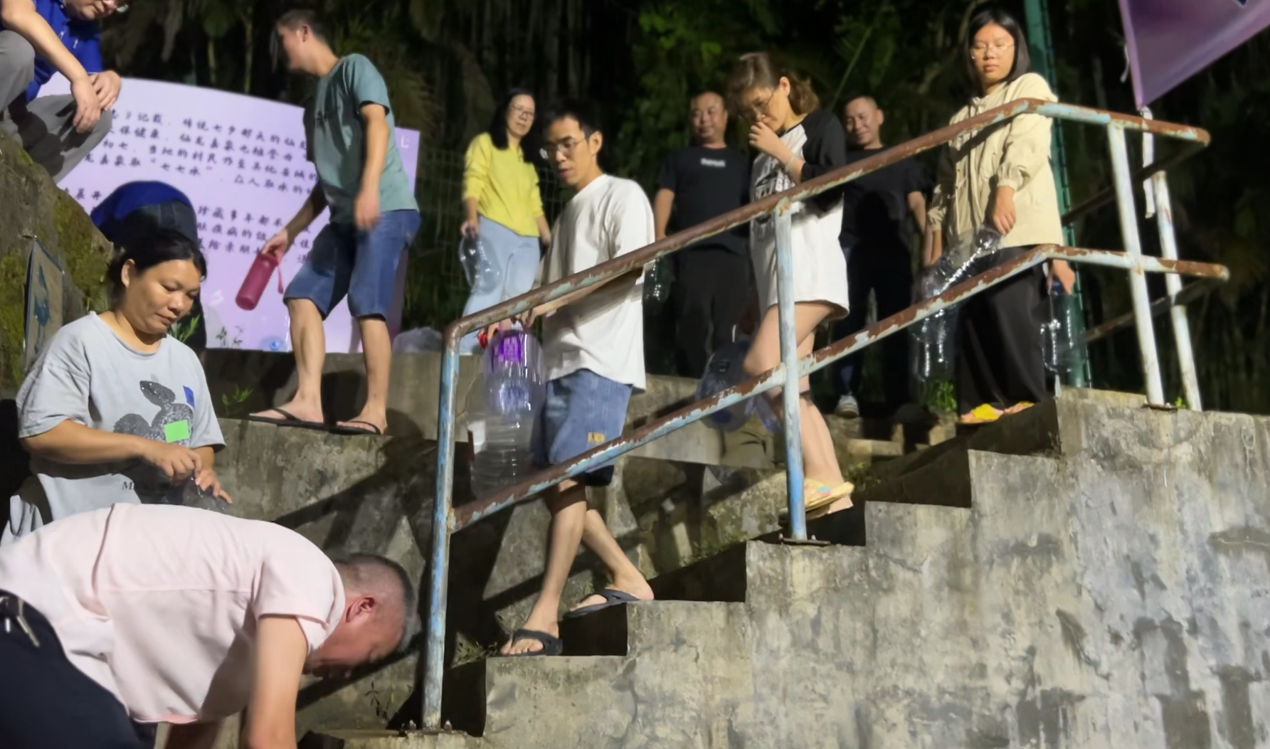 傳承仙龍嘉泉“七七水”習(xí)俗，益力集團(tuán)相伴村民凌晨取水